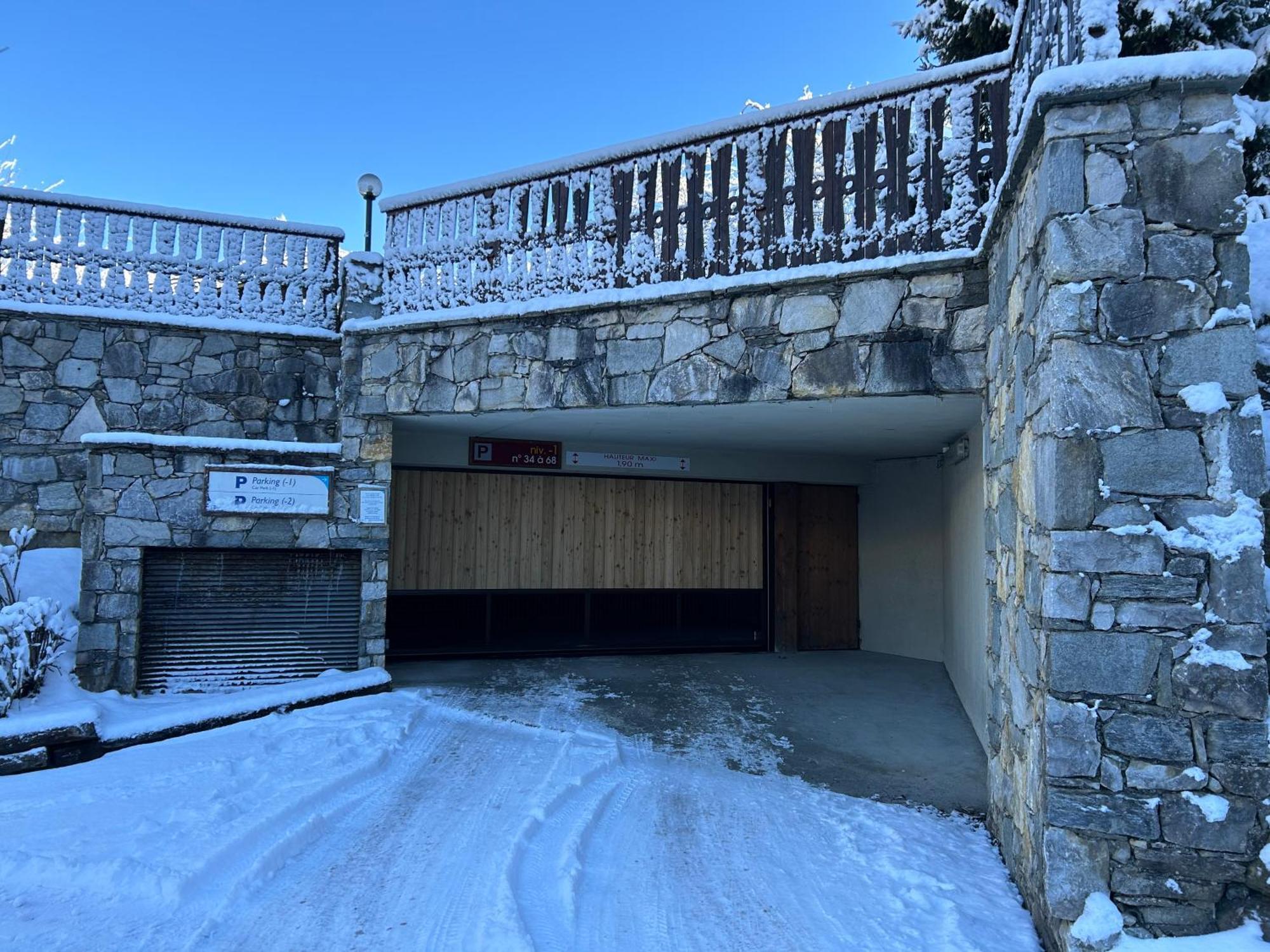 Vue Magnifique Avec Piscine,pied Des Pistes De Ski,garage Appartement *